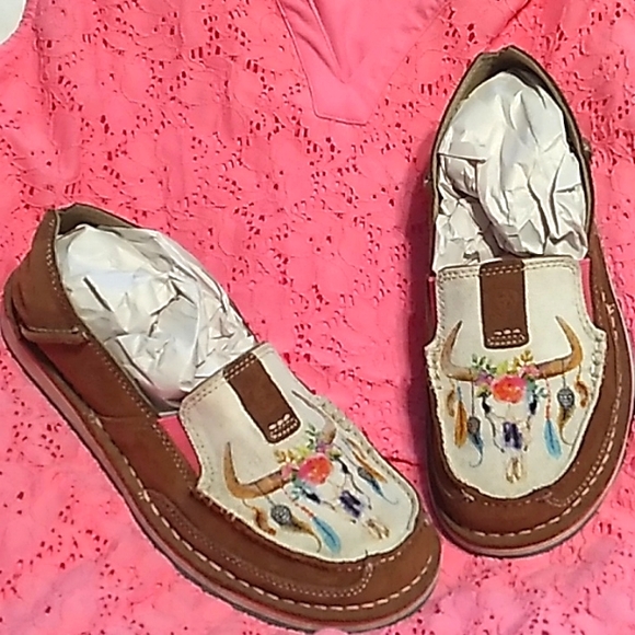 Ariat Shoes - Women's Ariat Cruisers cow skull leather shoes size 7